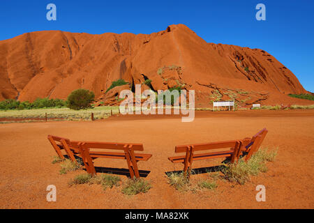 Le formazioni rocciose sulla Passeggiata Mala a Uluru Ayers Rock, Uluru-Kata Tjuta National Park, il Territorio del Nord, l'Australia Foto Stock