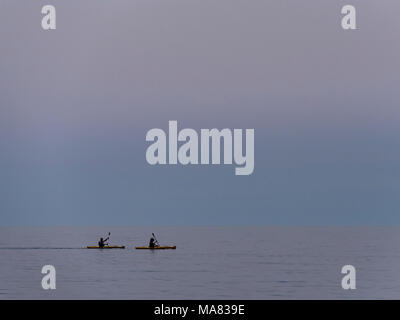 Kayakers nell'acqua, Agawa Bay, Lago Superior parco provinciale, Ontario, Canada. Foto Stock