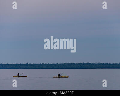 Kayakers nell'acqua, Agawa Bay, Lago Superior parco provinciale, Ontario, Canada. Foto Stock