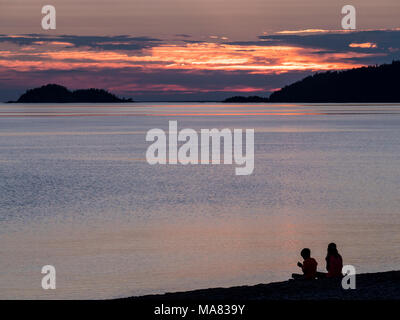 La gente guarda il tramonto sulla baia di Agawa, Lago Superior parco provinciale, Ontario, Canada. Foto Stock