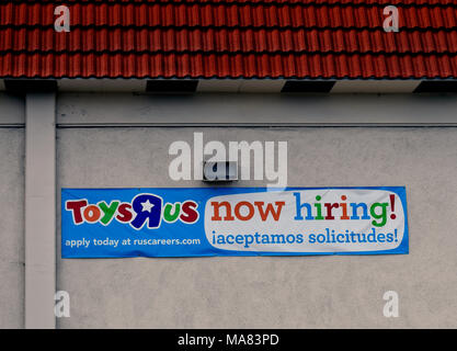 Ora affitto banner sul lato di una chiusura di Toys R Us store in Hayward, California, 30 marzo 2018, US Foto Stock