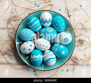 Sfondo di pasqua con le uova di Pasqua e fiori di primavera. Vista da sopra con copia spazio. Foto Stock