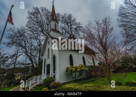 Piccola chiesa vicino al fiume Williamette, Portland Oregon USA Foto Stock