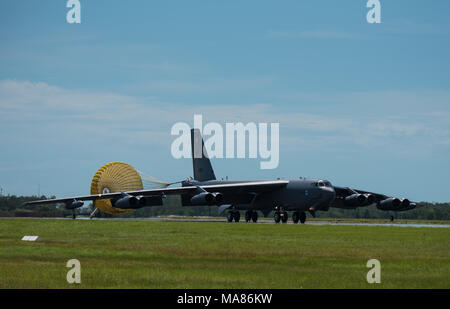 Un U.S. Air Force B Stratofortress, assegnato al ventesimo bomba Expeditionary Squadron, distribuito dalla Barksdale Air Force Base, La., apre il suo trascinare lo scivolo durante il suo arrivo a Royal Air Force Base di Darwin, in Australia, 29 marzo 2018. Il distacco di U.S. Air Force B-52H bombardieri, equipaggi e personale di supporto distribuito a RAAF Darwin per EAC 18-2 consente agli Stati Uniti di treno e aumentare l'interoperabilità con i nostri omologhi Australiano. (U.S. Air Force photo by Staff Sgt. Alexander W. Riedel) Foto Stock