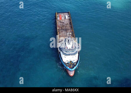 Alimentazione offshore Nave - top down di immagini aeree. Foto Stock