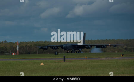 Un U.S. Air Force B Stratofortress, assegnato al ventesimo bomba Expeditionary Squadron, distribuito dalla Barksdale Air Force Base, La., arriva alla Royal Air Force Base di Darwin, in Australia, 29 marzo 2018. Due Stati Uniti Air Force bombardieri arrivati alla piccola base in Australia settentrionale per sostenere gli Stati Uniti Pacifico del comando aria potenziata la cooperazione iniziativa in collaborazione con l'australiano RAAF squadre. L' AEC comprende una vasta gamma di esercizi di aria e le attività di formazione già in Australia e Stati Uniti personale di volo e il team di supporto. (U.S. Air Force photo by Staff Sgt. Alexander W. Riedel) Foto Stock