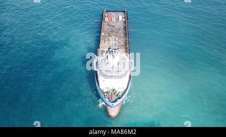 Alimentazione offshore Nave - top down di immagini aeree. Foto Stock