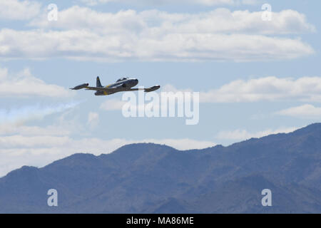 Greg manovre Coyler la sua T-33 velivoli, "l'Asso Maker" durante una dimostrazione di acrobazia aerea a Luke Giorni, Luke Air Force Base, Ariz., Marzo 17, 2018. Luca giorni dimostra la Air Force continui progressi nella costruzione del futuro di airpower con militari e civili di aria agisce inclusi gli Stati Uniti. Navy Blue Angels, F-35 e F-22 visualizza statico, scienza, tecnologia, ingegneria, matematica e mostre e le operazioni militari per le dimostrazioni. (U.S. Air Force foto/SSgt Chris Moore) Foto Stock