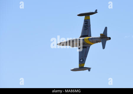 Greg manovre Coyler la sua T-33 velivoli, "l'Asso Maker" durante una dimostrazione di acrobazia aerea a Luke Giorni, Luke Air Force Base, Ariz., Marzo 17, 2018. Luca giorni dimostra la Air Force continui progressi nella costruzione del futuro di airpower con militari e civili di aria agisce inclusi gli Stati Uniti. Navy Blue Angels, F-35 e F-22 visualizza statico, scienza, tecnologia, ingegneria, matematica e mostre e le operazioni militari per le dimostrazioni. (U.S. Air Force foto/SSgt Chris Moore) Foto Stock