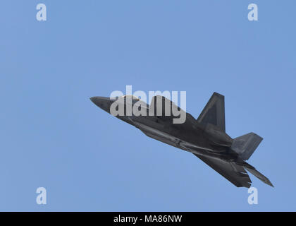 Un U.S. Air Force F-22 Raptor esegue una dimostrazione dell'antenna durante il 2018 Los Angeles County Air Show in Lancaster, California, 22 marzo 2018. La F-22 è il principale attore di quest anno per la Contea di Los Angeles tenuto Airshow all'aeroporto. (U.S. Air Force foto di Senior Airman Kaylee Dubois) Foto Stock
