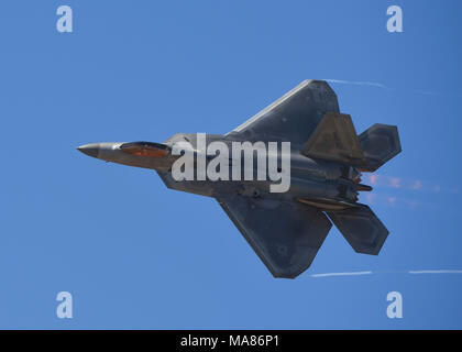 Un F-22 Raptor vola una dimostrazione delle prestazioni durante il 2018 Los Angeles Air Show in Lancaster, California, 23 marzo 2018. La combinazione di stealth, super cruise, manovrabilità e sistemi avionici integrati, accoppiato con la supportabilità migliorata consente il Raptor per eseguire una vasta gamma di acrobazie aeree. (U.S. Air Force foto di Senior Airman Kaylee Dubois) Foto Stock
