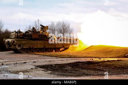 Un M1 Abrams serbatoio dal 5° Stormo, 4° reggimento di cavalleria, 2° Brigata corazzate contro la squadra, 1a divisione di fanteria, incendi di un round durante un combinato di armi fuoco vivo esercizio (CALFEX) a Grafenwoehr Area Formazione, Germania, Mar 28, 2018. (U.S. Esercito foto di Spc. Hubert D. Delany III / 22nd Mobile degli affari pubblici distacco) Foto Stock