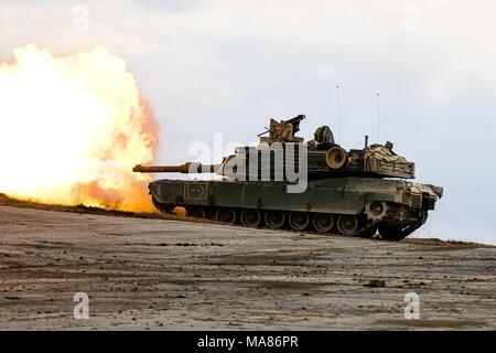 Un M1 Abrams serbatoio dal 5° Stormo, 4° reggimento di cavalleria, 2° Brigata corazzate contro la squadra, 1a divisione di fanteria, incendi di un round durante un combinato di armi fuoco vivo esercizio (CALFEX) a Grafenwoehr Area Formazione, Germania, Mar 28, 2018. (U.S. Esercito foto di Spc. Hubert D. Delany III / 22nd Mobile degli affari pubblici distacco) Foto Stock