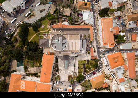 Immagine aerea della Basilica dell'Annunciazione oltre le vecchie case della città di Nazaret Foto Stock