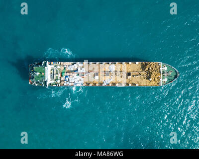 Immagine aerea di un vettore di bestiame di medie dimensioni che viaggia lentamente Nel Mediterraneo Foto Stock