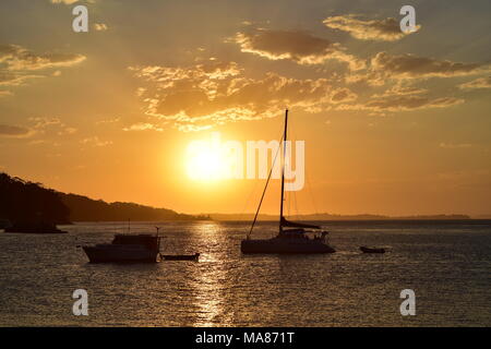 Barche ormeggiate in porto riparato al tramonto. Foto Stock