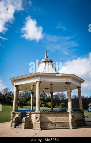 Bandstand esterno, Cartwright Hall, Lister Park, Bradford, West Yorkshire, Regno Unito Foto Stock