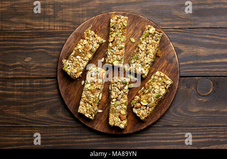 Granola bar. Sana energia snack sulla tavola di legno. Vista superiore, laici piatta Foto Stock