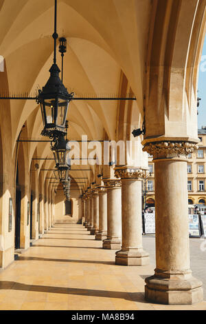 Grande Orologio presso la stazione ferroviaria con il sorgere del sole sullo sfondo Foto Stock