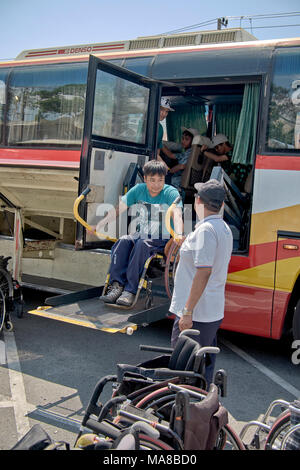 Sedia a rotelle Ascensore e punto di sollevamento su un pullman modificati per disabili Foto Stock