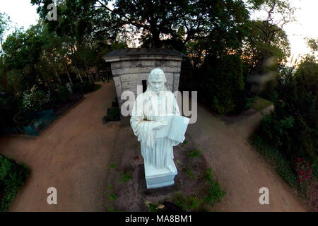 Full Circle (piccolo pianeta Planetenansicht)-Panorama: Martin Lutero statua auf dem Friedhof Dorotheenstaedtischen, Berlin-Mitte. Foto Stock