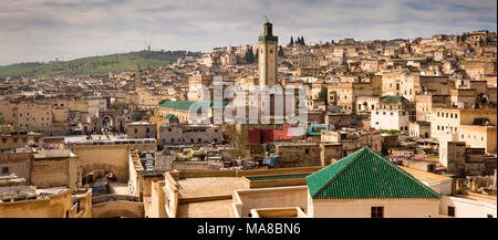 Il Marocco, Fes, Medina, vista panoramica sui tetti verso Bab Rcif da Dar Seffarine riad Foto Stock