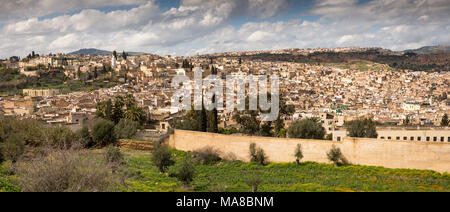 Il Marocco, Fes, vista panoramica di Fes el Bali medina da sotto Borj Sud Foto Stock