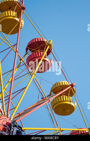 Vintage ruota panoramica Ferris oltre il cielo turchese. Non vi è spazio libero per il testo. Foto Stock
