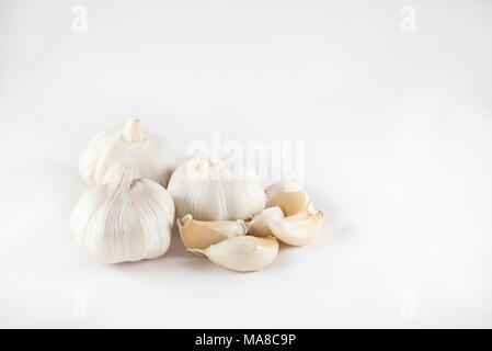 Fresco di aglio sbucciato isolati su sfondo bianco. Gli ingredienti alimentari e il concetto di cucina a vista Foto Stock