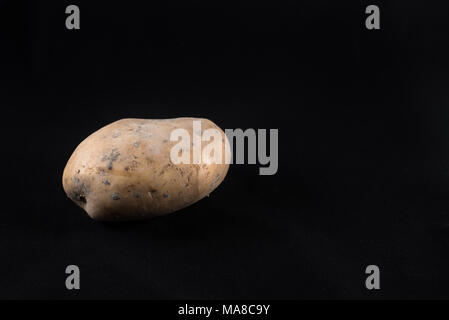 Freschi di patate con la buccia isolati su sfondo nero. ingredienti alimentari e il concetto di agricoltura Foto Stock