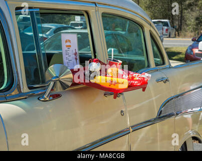 Auto Show di Ft. Bianco, Florida. Car Hop vassoio nella finestra di un 1957 Chevrolet classic car. Foto Stock