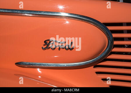 Auto Show di Ft. Bianco, Florida. 1939 arancio brillante Ford berlina con motore V8 Foto Stock