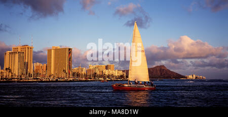 Vista laterale di yacht con vista panoramica di Waikiki, Honolulu, Hawaii. Foto Stock