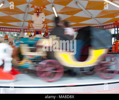 Pomeriggio al parco giochi giochi con la famiglia Foto Stock