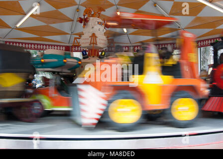 Pomeriggio al parco giochi giochi con la famiglia Foto Stock