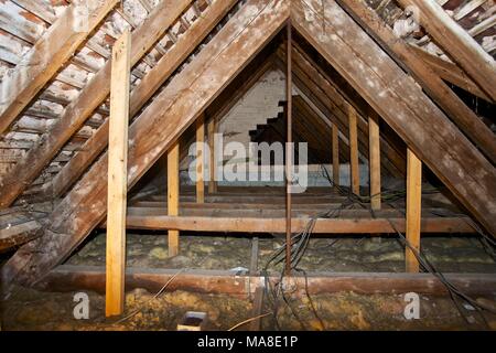 Progetto di ri-tetto e ri-piastrella una casa in Shropshire costruito nel novecento - interno mostra mattonelle originali - puntoni sono stati mantenuti Foto Stock