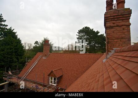 Parte di una serie di foto che mostrano disrepair originale, quindi la ristrutturazione del tetto di tegole, grondaie etc sul Novecento casa di mattoni in Shropshire REGNO UNITO Foto Stock