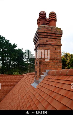 Parte di una serie di foto che mostrano disrepair originale, quindi la ristrutturazione del tetto di tegole, grondaie etc sul Novecento casa di mattoni in Shropshire REGNO UNITO Foto Stock