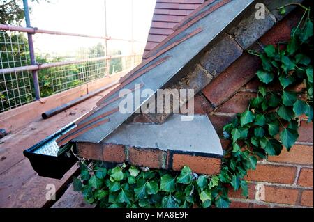 Parte di una serie di foto che mostrano disrepair originale, quindi la ristrutturazione del tetto di tegole, grondaie etc sul Novecento casa di mattoni in Shropshire REGNO UNITO Foto Stock