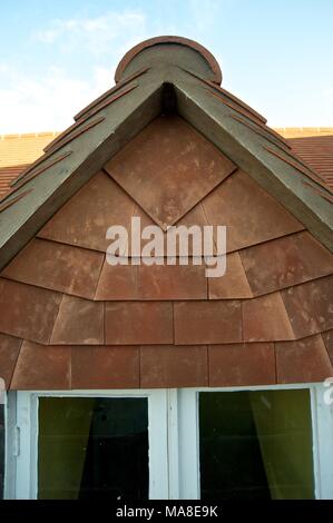 Parte di una serie di foto che mostrano disrepair originale, quindi la ristrutturazione del tetto di tegole, grondaie etc sul Novecento casa di mattoni in Shropshire REGNO UNITO Foto Stock