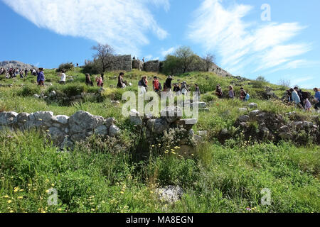 Mykines, Grecia - Aprile 1, 2015: i turisti nel percorso di rovine dell antica acropoli di Micene. Foto Stock