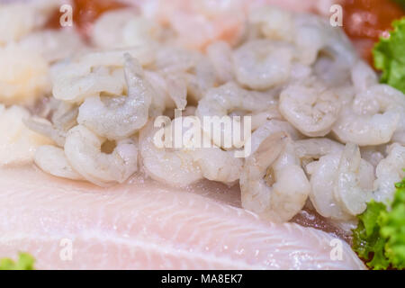 Gamberi freschi o laici di gamberi su ghiaccio Foto Stock