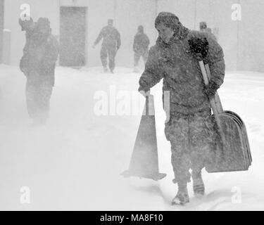 A New York Esercito Nazionale soldato di guardia dal quarantaduesimo combattere la Brigata aerea in base a Latham, New York si prepara per le missioni come un enorme tempesta di neve colpisce New York, 14 marzo, 2017. () Foto Stock