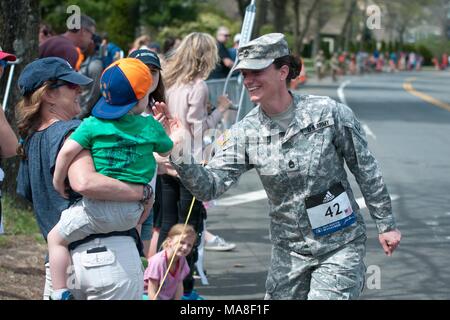 Dozzine di soldati e avieri del Massachusetts guardia nazionale hanno marciato l intero percorso della 121 a Boston Marathon, 17 aprile 2017. () Foto Stock