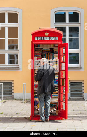 Brühl, Germania - 10 settembre 2017: uomo sconosciuto vicino a una libreria nella città di Brühl, Renania Germania Foto Stock