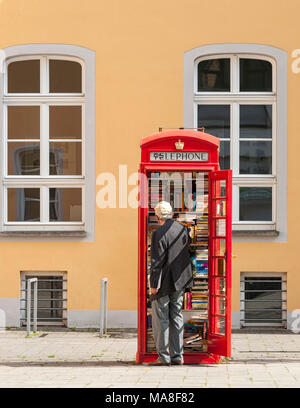 Brühl, Germania - 10 settembre 2017: uomo sconosciuto vicino a una libreria nella città di Brühl, Renania Germania Foto Stock