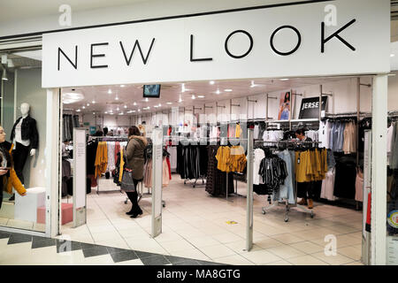 Nuovo look di retail per donna fashion store e accedere alla stazione ferroviaria di Victoria in West London REGNO UNITO KATHY DEWITT Foto Stock