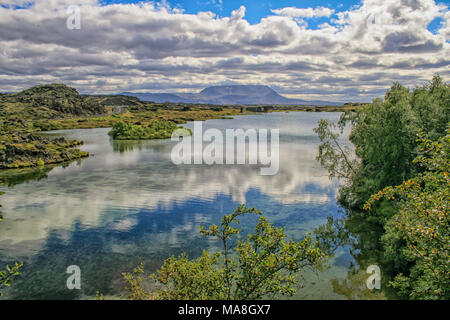 Kalfastrond scultura di lava intorno al Lago Myvatn con belle riflessioni in Islanda Foto Stock