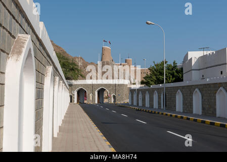 Fort Al-Mirani navale fortilizio difensivo sulla costa della vecchia Muscat (Mutrah), Oman Foto Stock