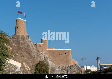 Fort Al-Mirani navale fortilizio difensivo sulla costa della vecchia Muscat (Mutrah), Oman Foto Stock